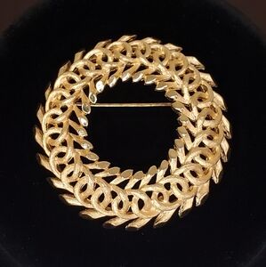 Vintage Signed Crown Trifari Gold Tone Wreath Brooch
